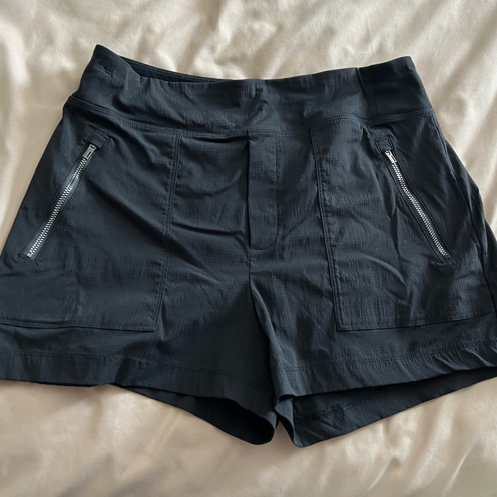 Athleta Trekkie North Mid rise shorts
